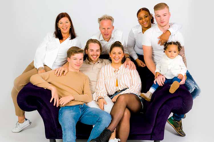 vrolijk familie op de bank bij Studiorama Fotografie