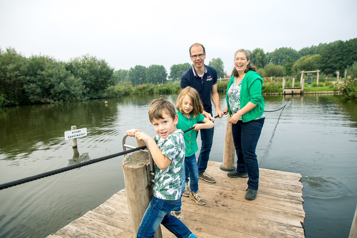 Gezin op brug bij de Sint-Jan kerk tijdens buitenfotoshoot in Gouda