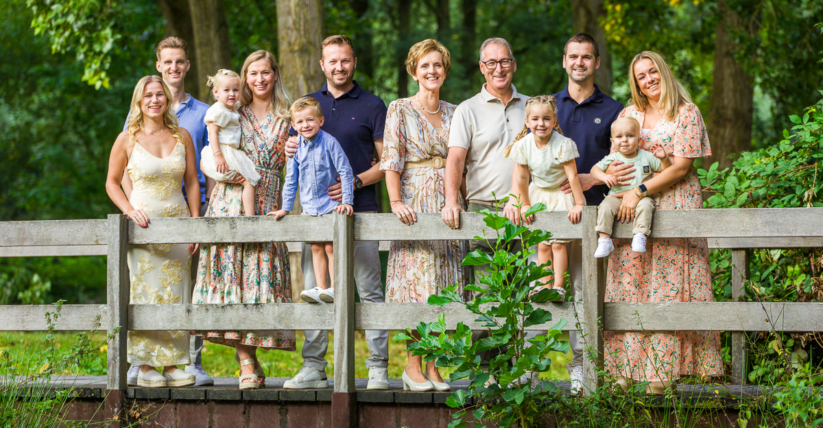 Groepsfoto van gezin in het groen tijdens buitenfotoshoot in Gouda