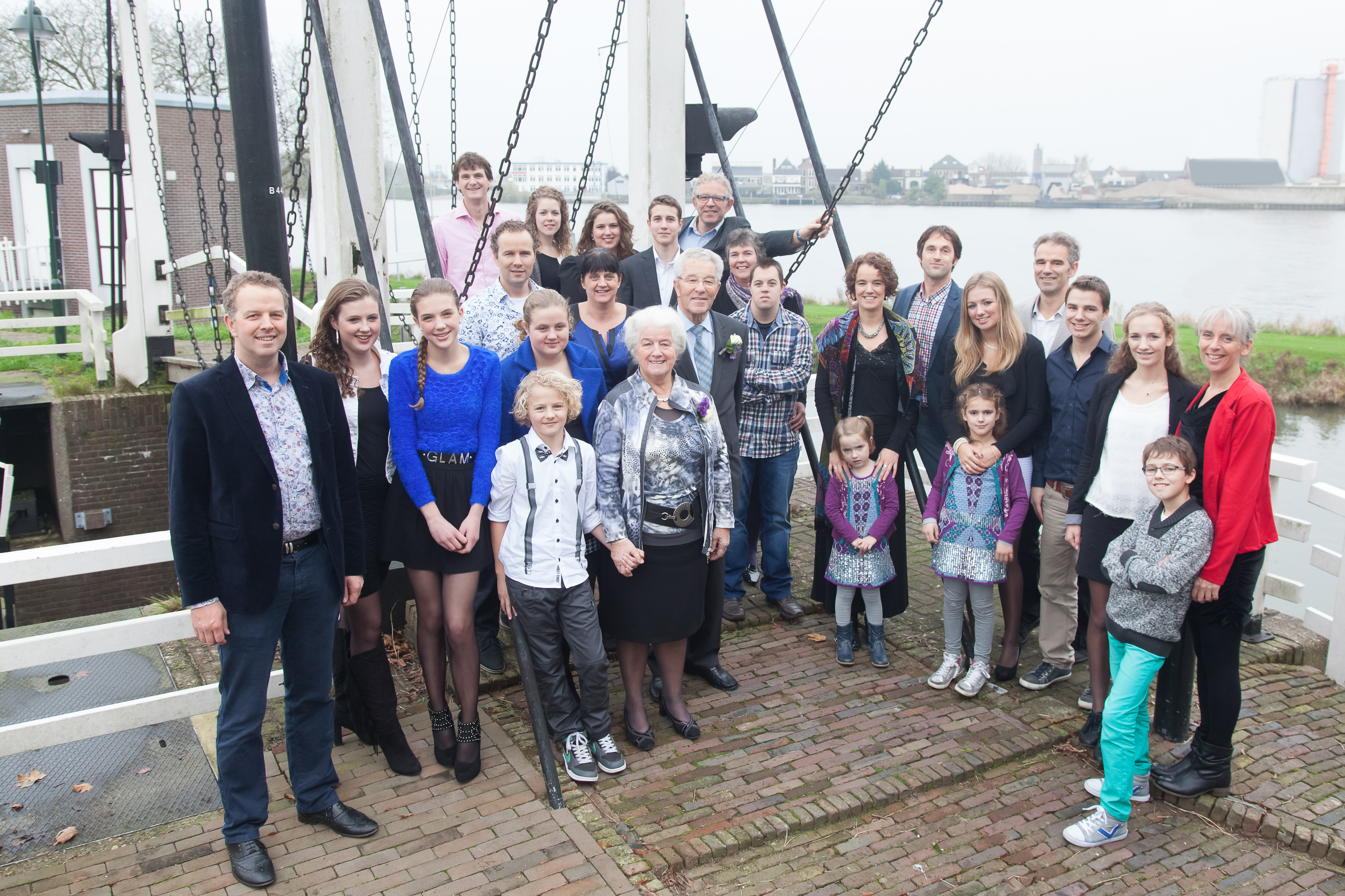Familieportret met meerdere generaties tijdens familieshoot in Gouda