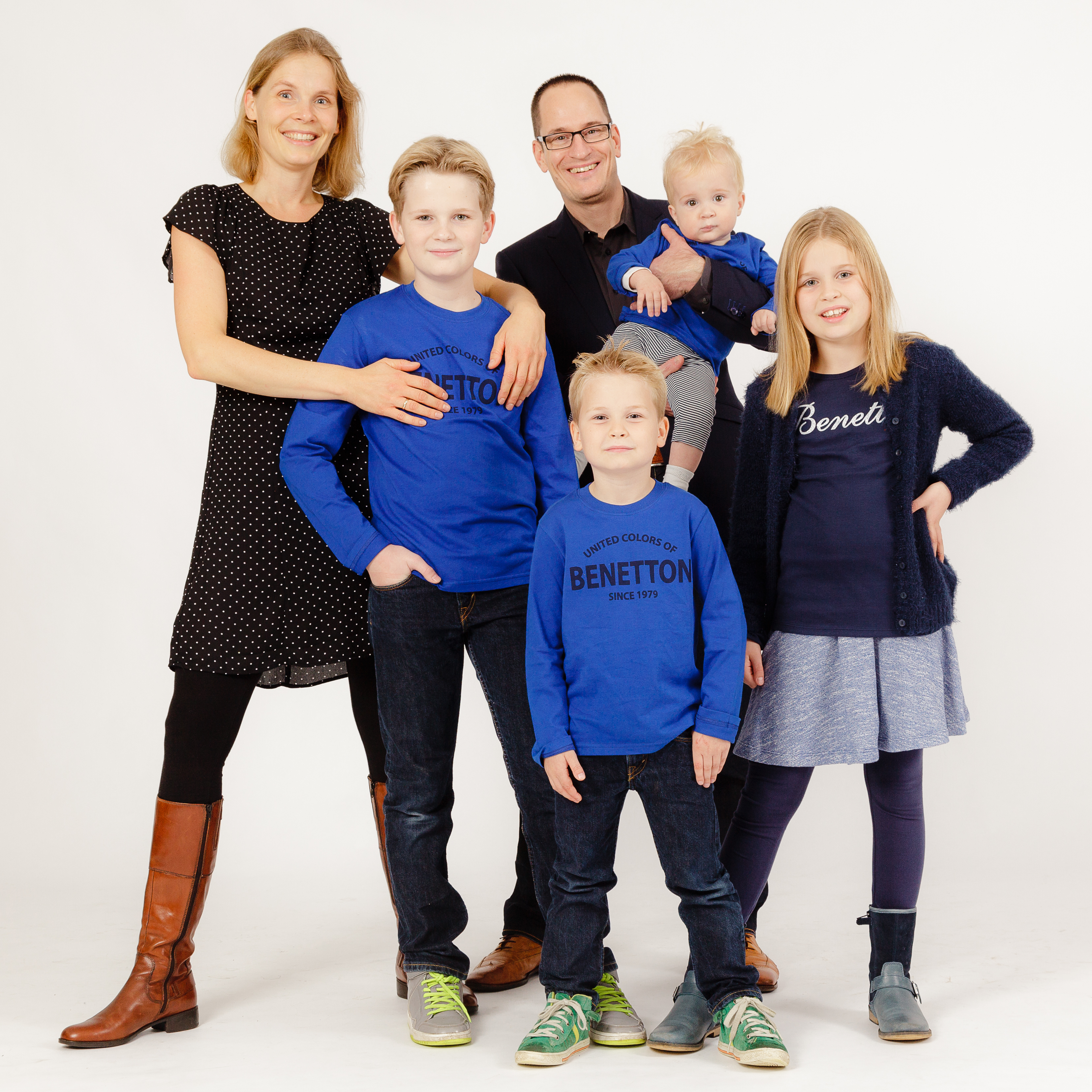 Familie met afgestemde kleuren tijdens familieshoot in Gouda