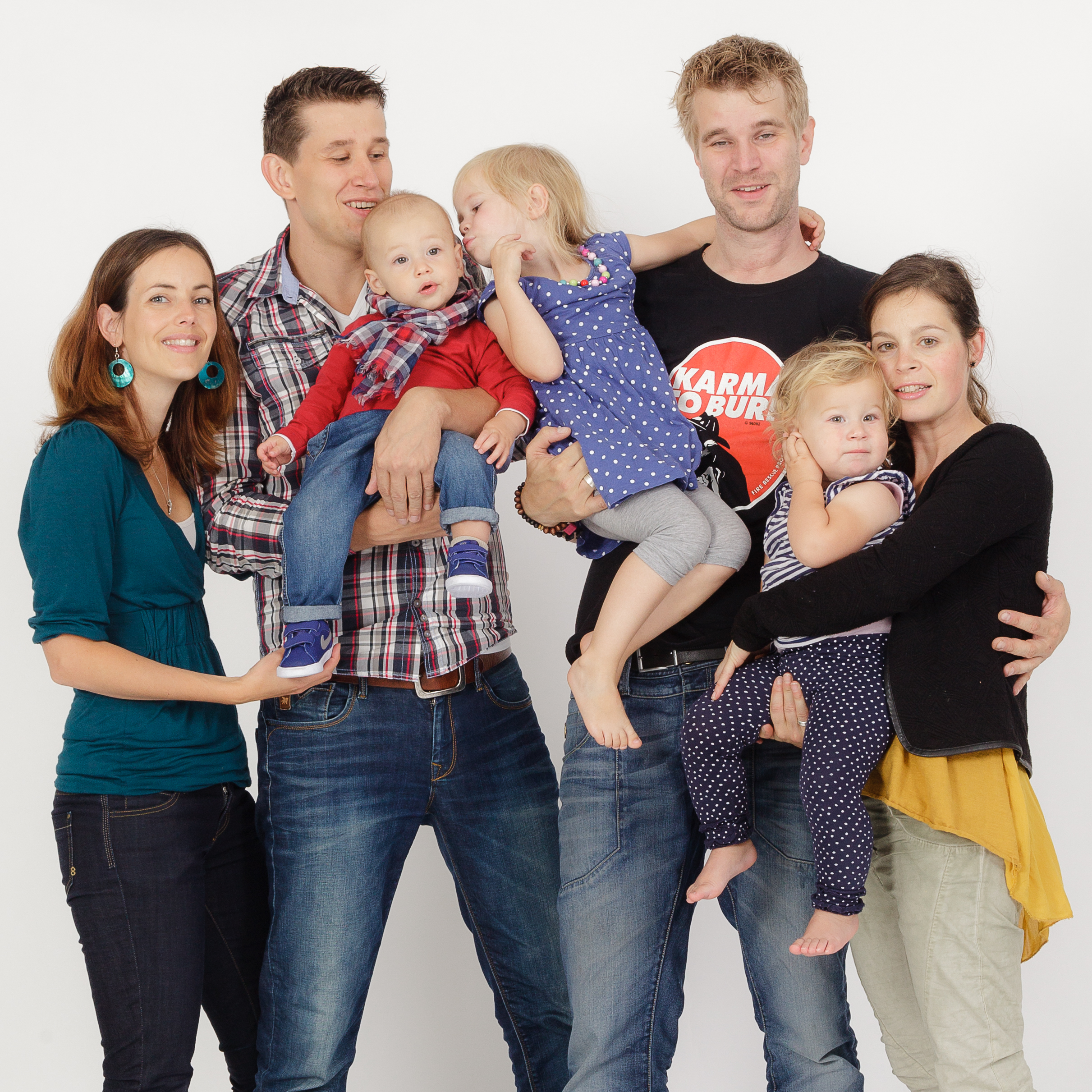 Familie bekijkt foto's tijdens de viewing in de studio in Gouda
