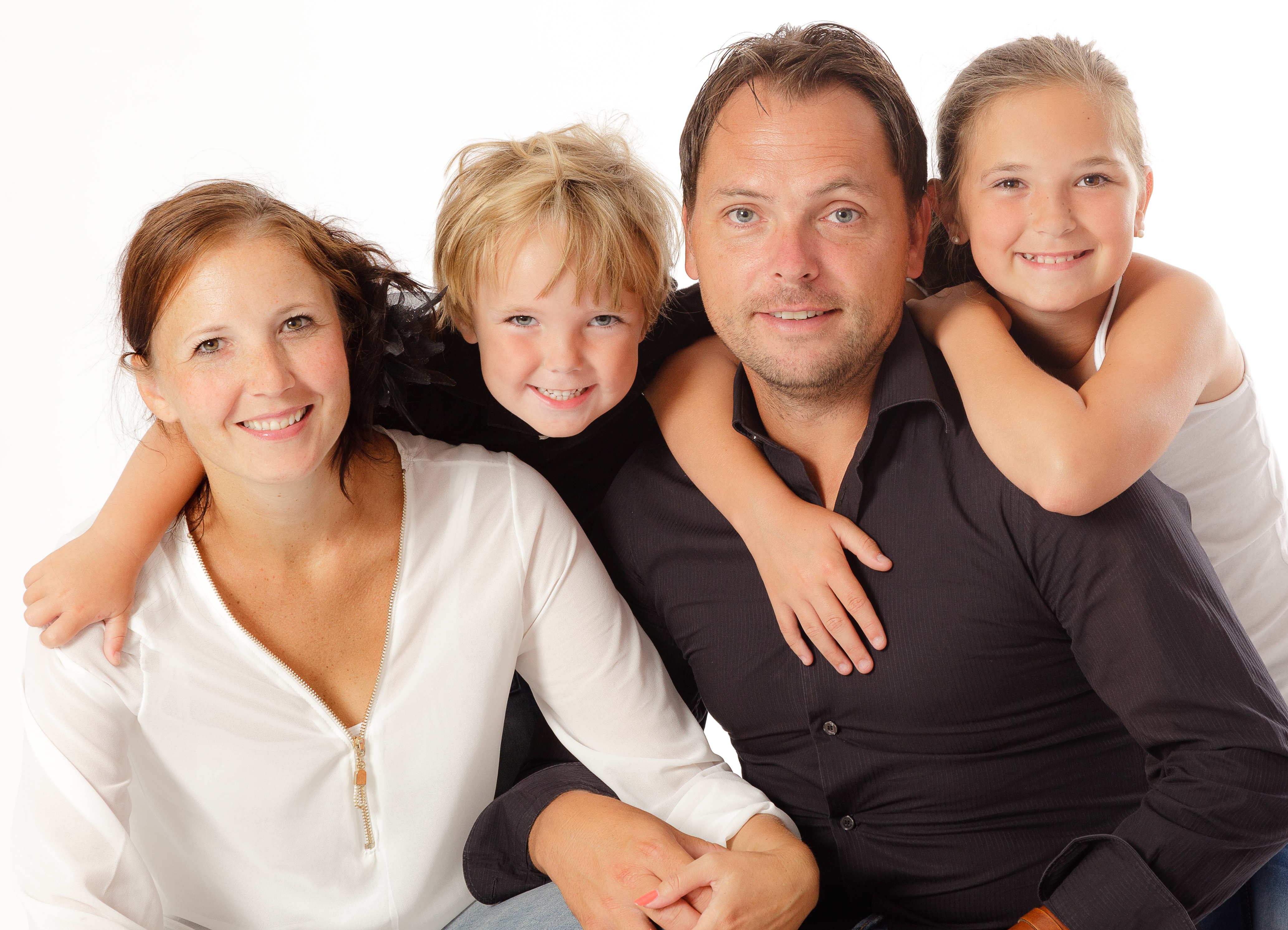 Gezinsfotoshoot in Gouda van jong gezin in studio met natuurlijke interactie