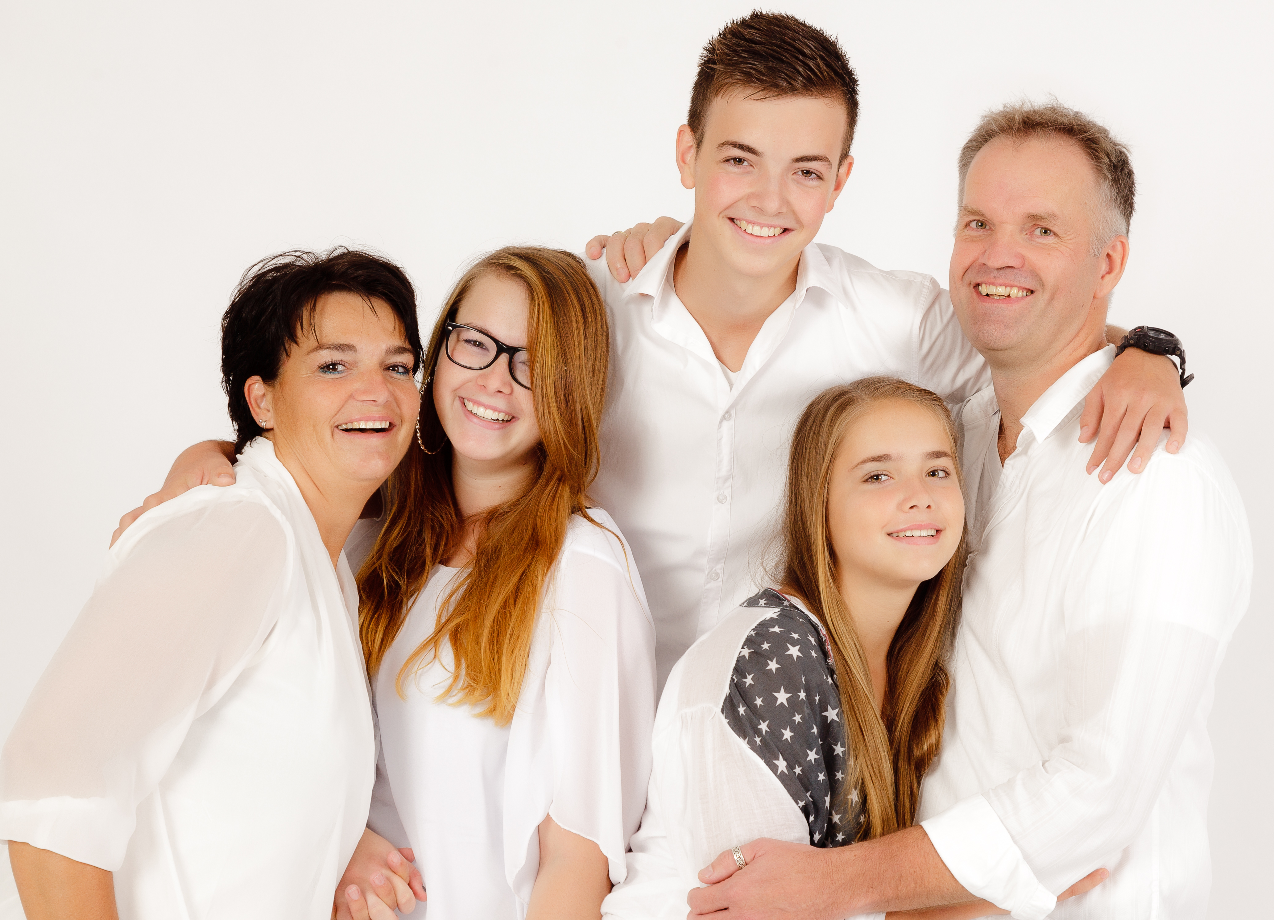 Gezin in rustige tinten tijdens gezinsfotoshoot in studio in Gouda