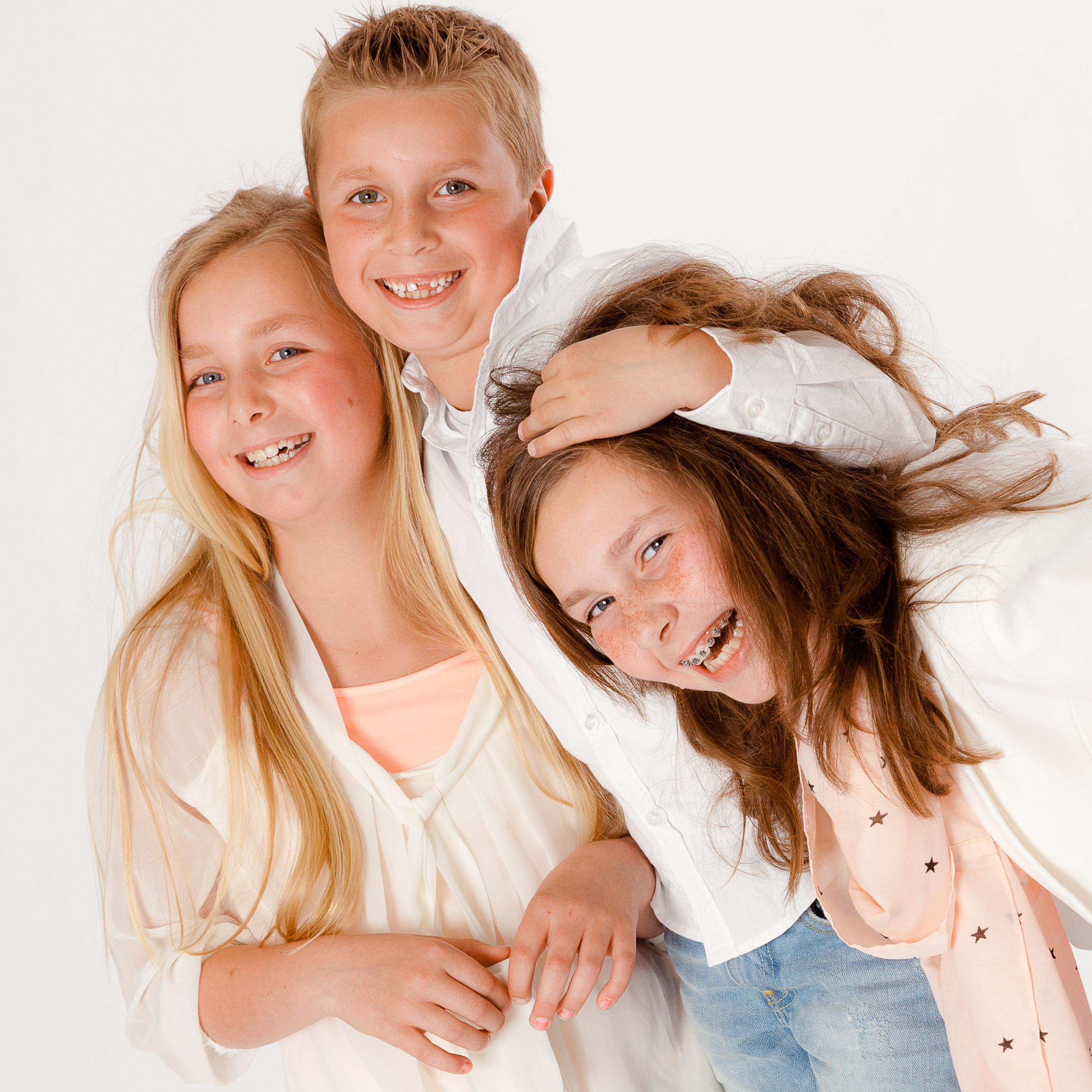 Kinderen in natuurlijke tinten tijdens gezinsfotoshoot in Gouda