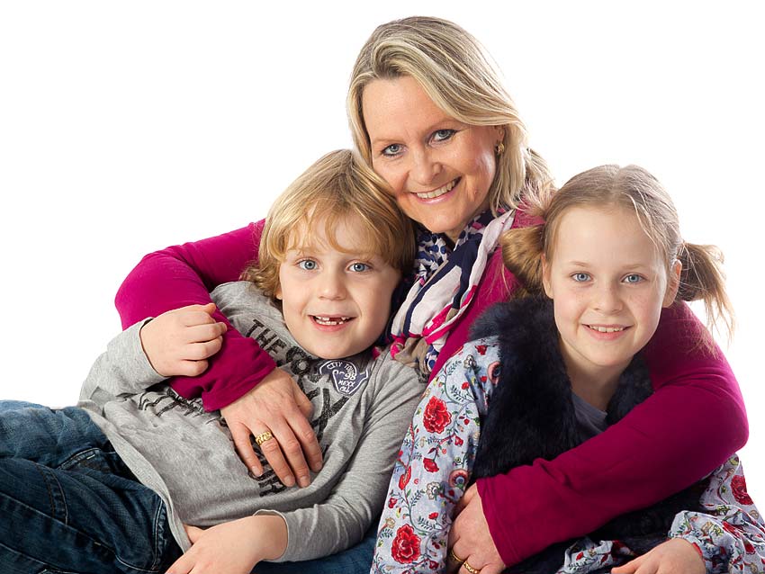 Moeder met twee kinderen tijdens een warme en spontane fotosessie in Gouda
