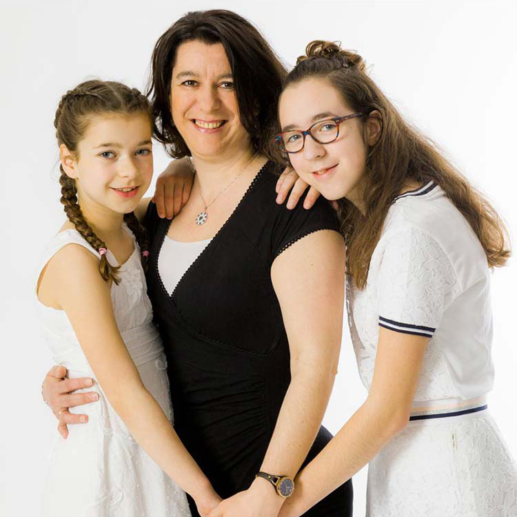 Moeder met twee dochters tijdens een fotosessie in de studio van Studiorama in Gouda