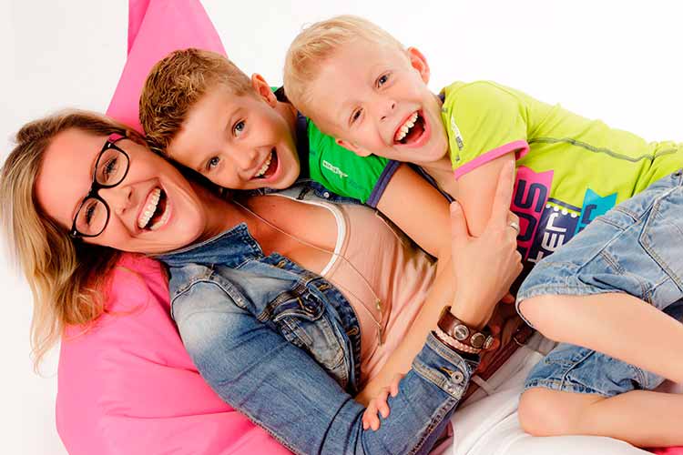 Spontane moeder-kind fotosessie in de studio van Studiorama in Gouda