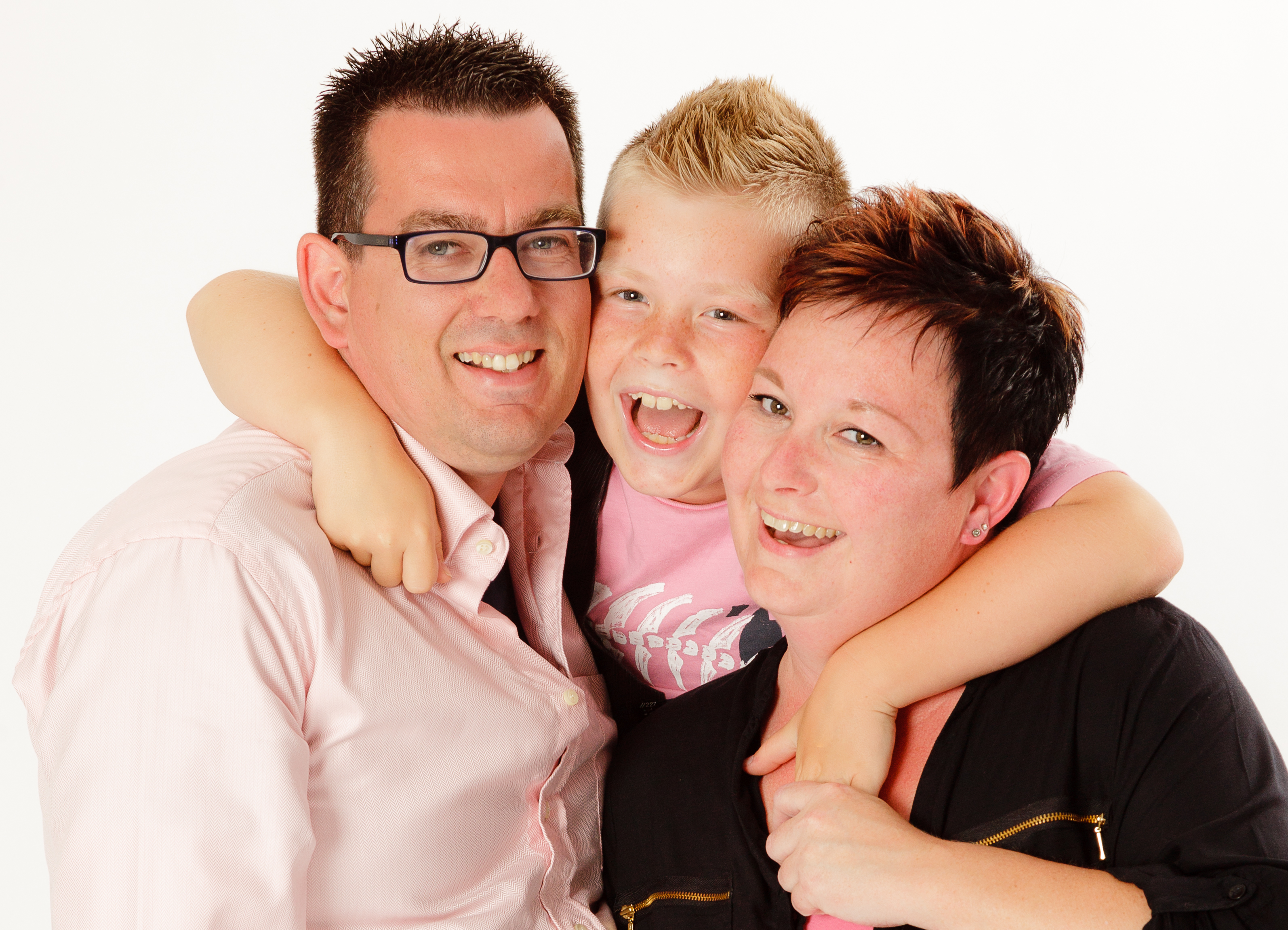 Ouders lachen samen tijdens gezinsfotoshoot in Gouda