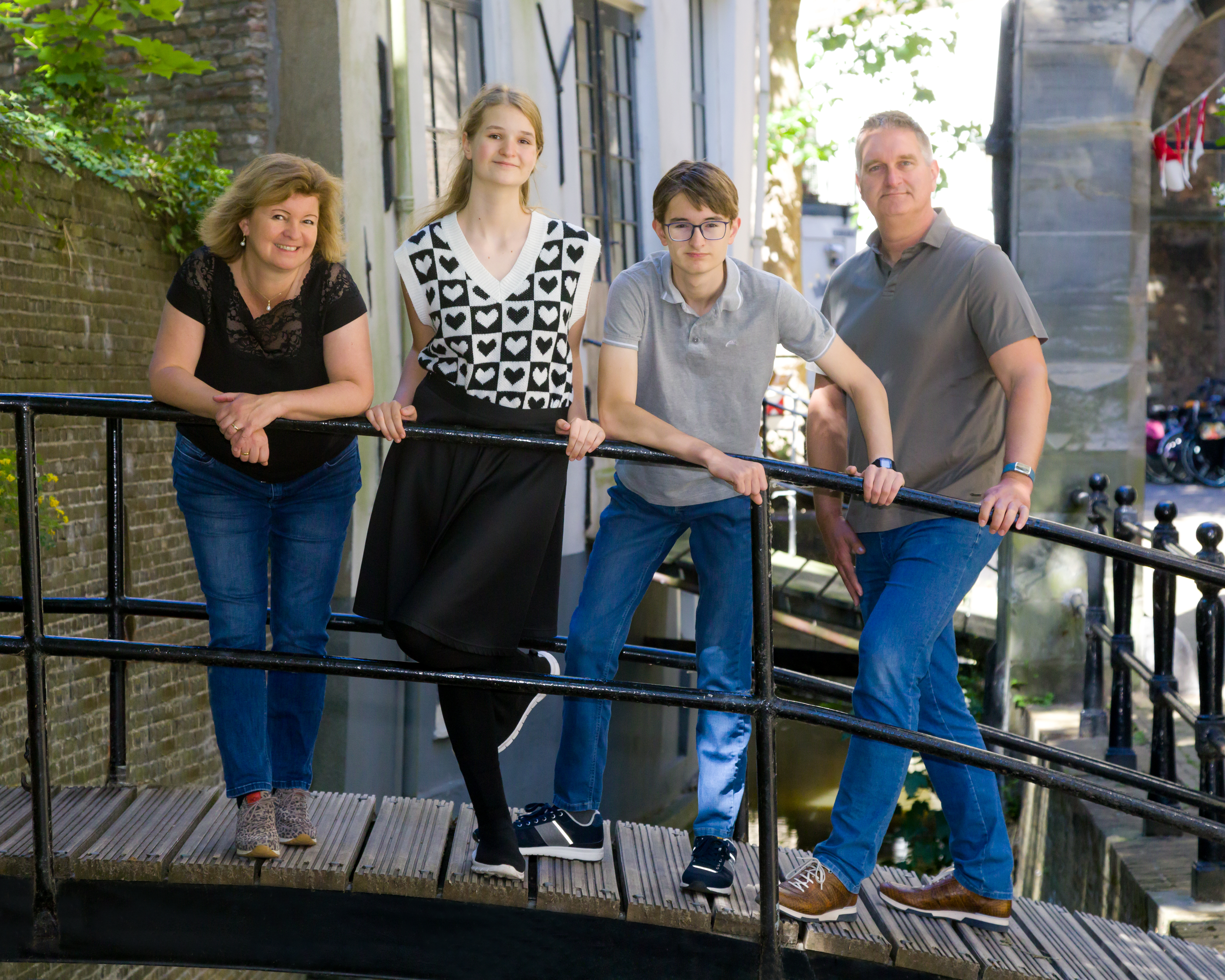Speels gezin op vlot bij water tijdens buitenfotoshoot in Gouda