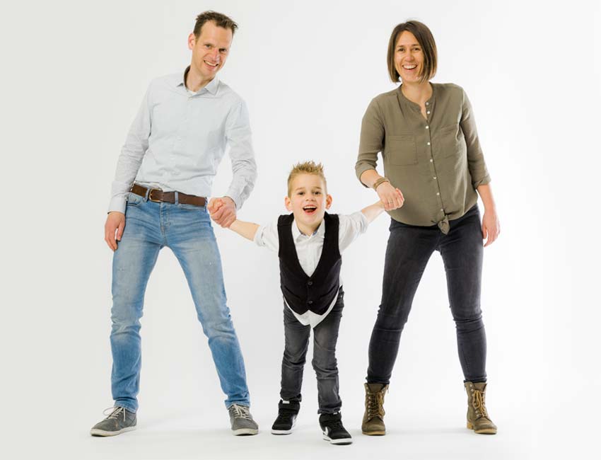 Gezin bekijkt foto's tijdens viewing in studio Gouda