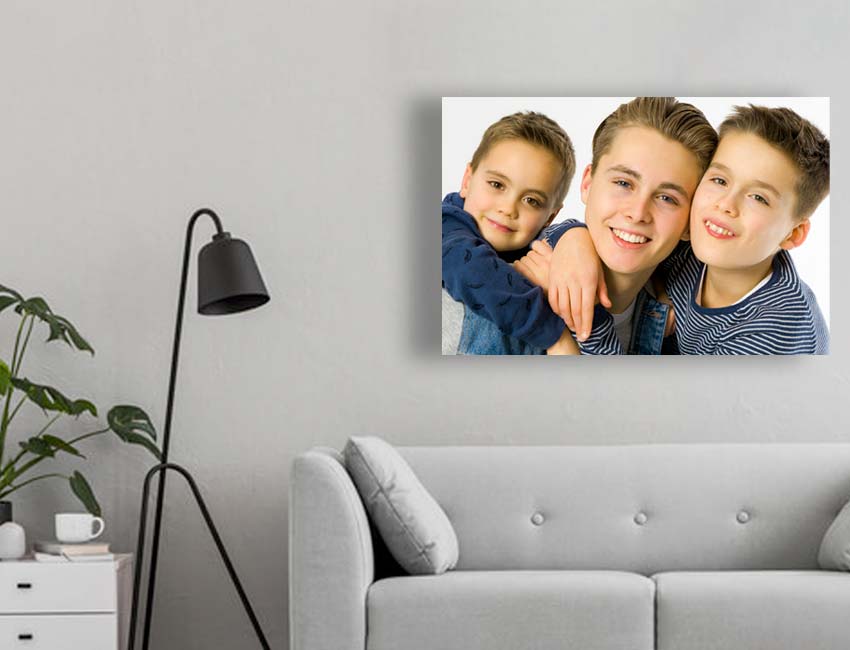 Wanddecoratie van gezinsfoto in woonkamer