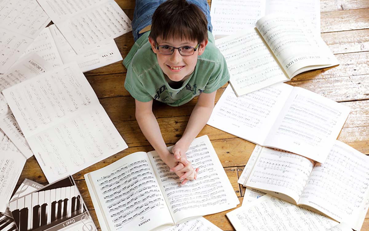 Niels met muzieke boeken