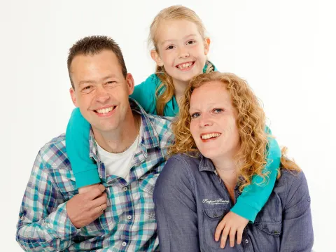 Ontspannen gezinsfotoshoot in de fotostudio in Gouda – Studiorama Fotografie