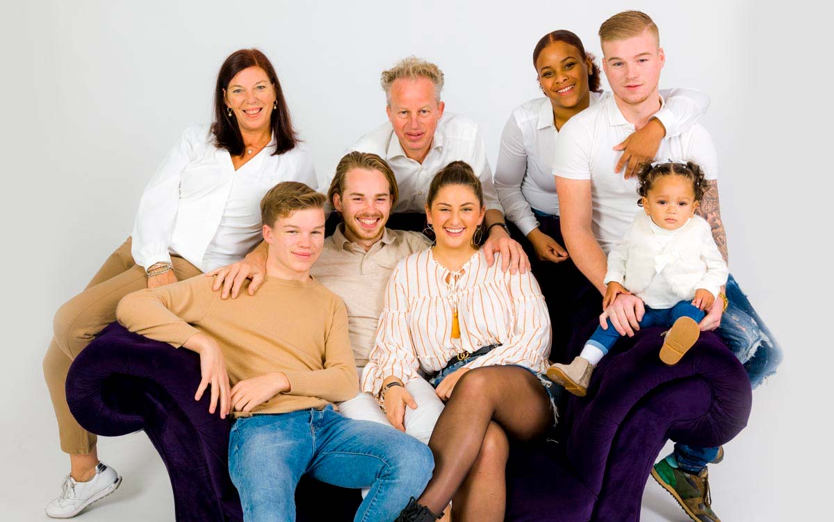 vrolijk familie op de bank bij Studiorama Fotografie